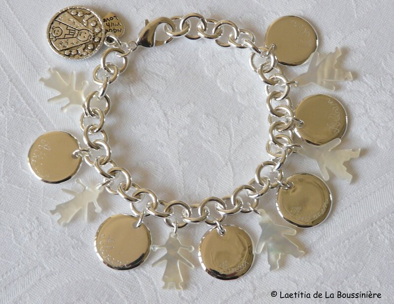 Bracelet sur chaîne plaqué argent ronde médailles en argent massif gravées et personnages en nacre