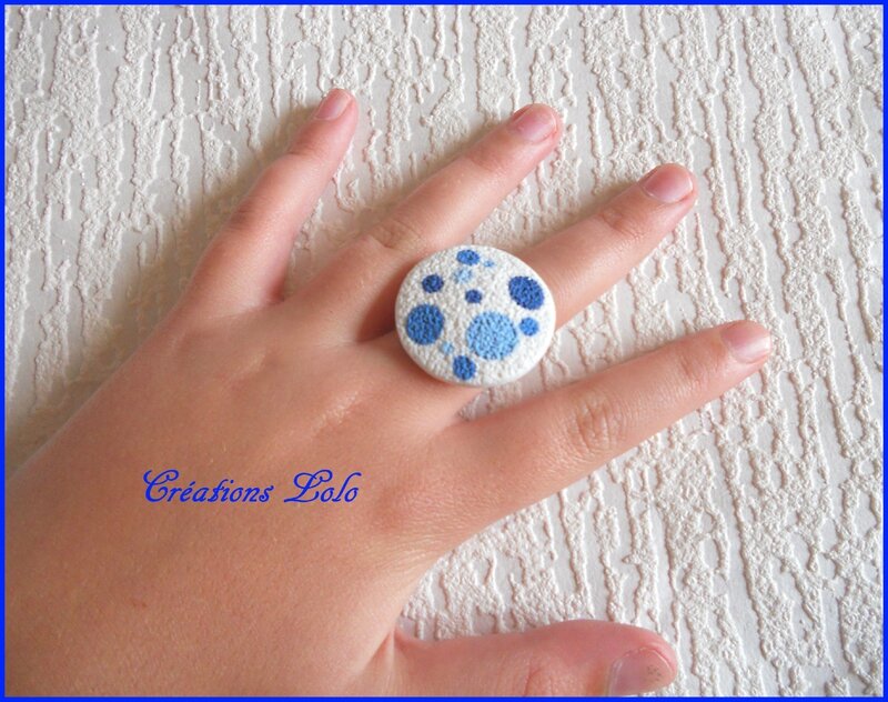 300 - Bague pois bleu portée (Et en passant, la main aussi c'est une Création Lolo !)