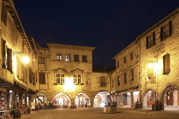 place des arcades, Castelnau de Montmiral