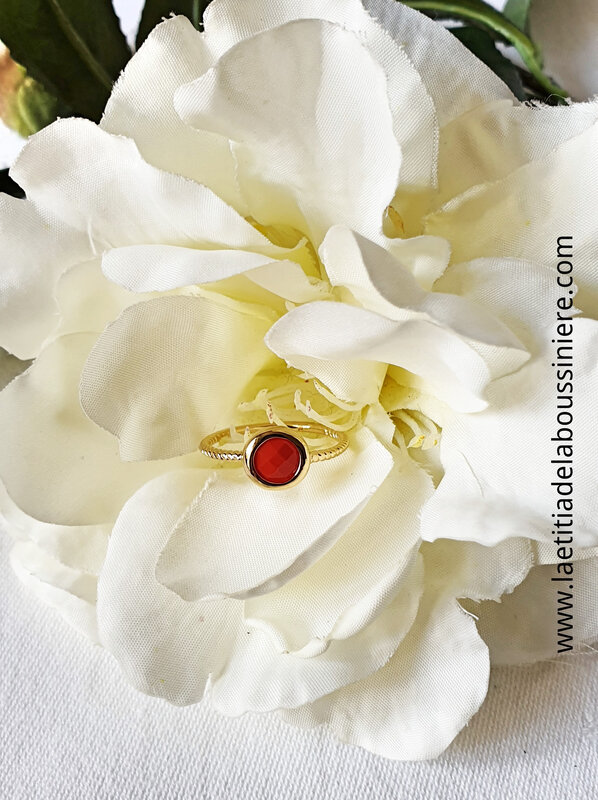 Bague Anneau rond (corail) - 28 €