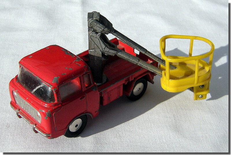 Corgi Toys 478 Jeep FC150 rouge A 2