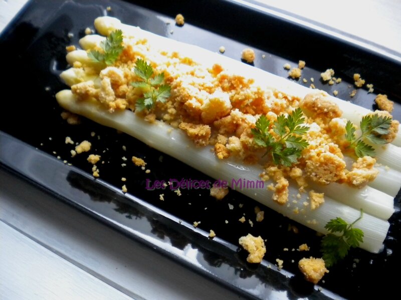 Asperges en vinaigrette et crumble au parmesan
