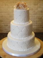 Glittering_Wedding_Cake_Design_with_Pearls