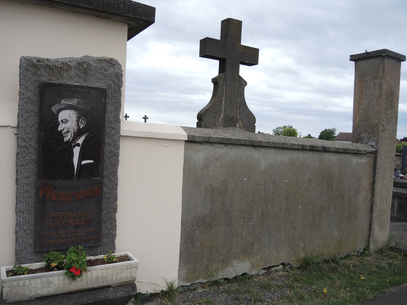 Le Cheix-sur-Morge, cimetière et plaque Fernand Raynaud (63)