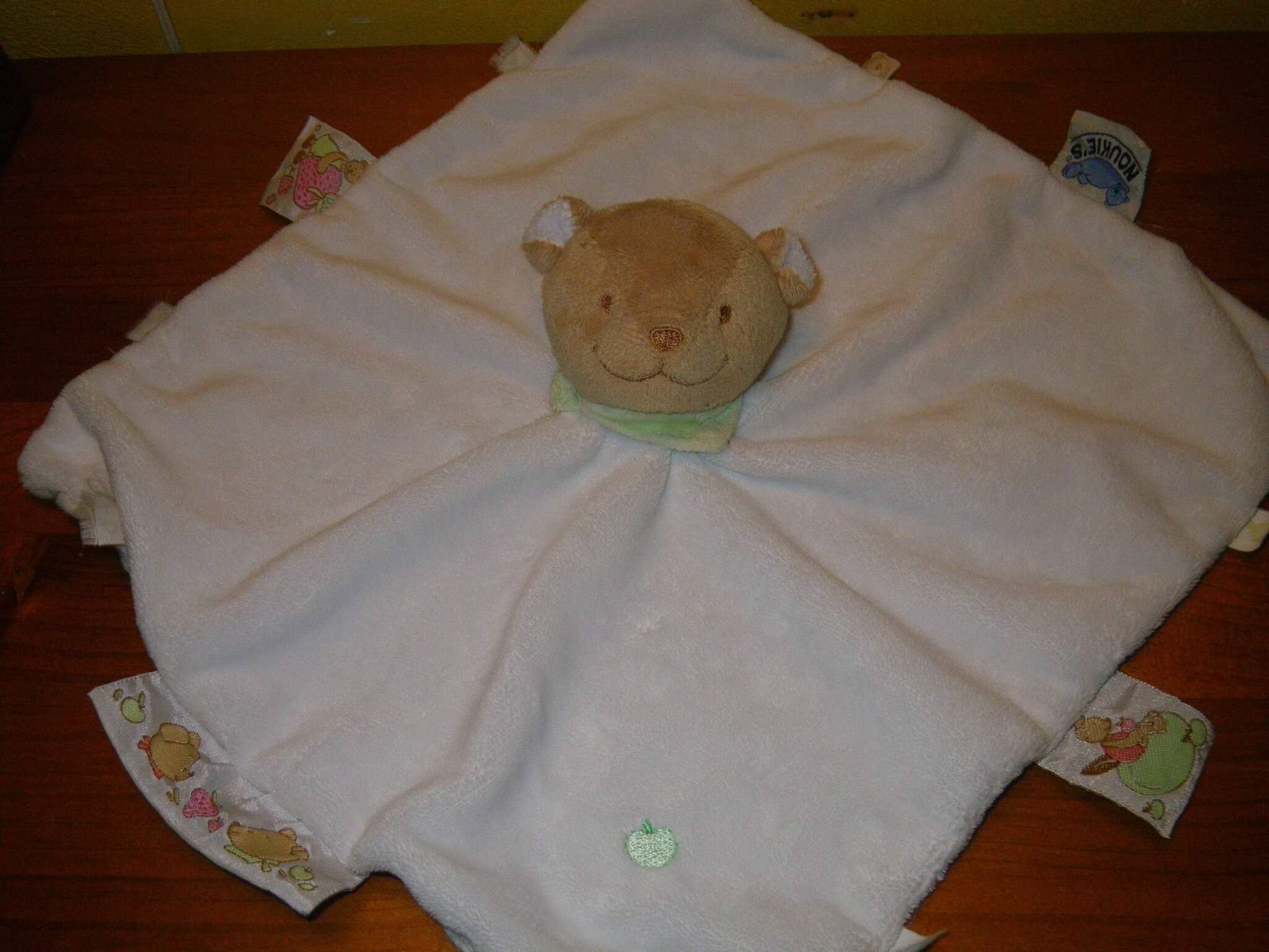 doudou plat marque Noukie's, avec un petit foulard vert