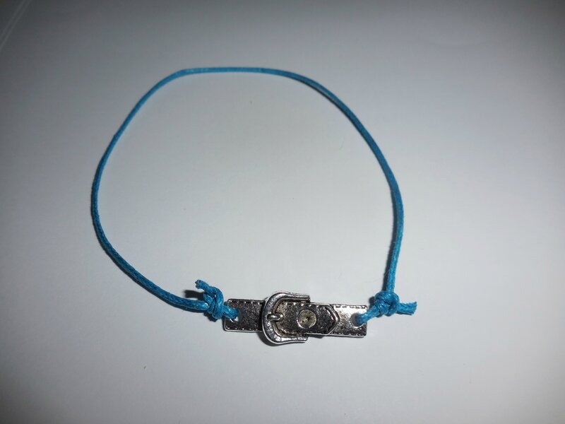 connecteur boucle ceinture avec bracelet bleu ciel