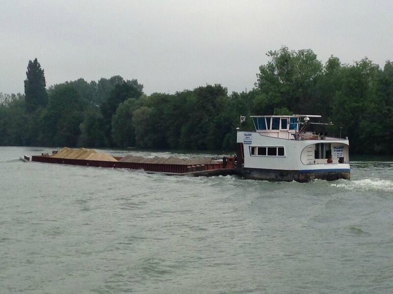 Villiers et la barge la brosse avalant entre tavers et St mammes au niveau des eaux chaude 19062014 01