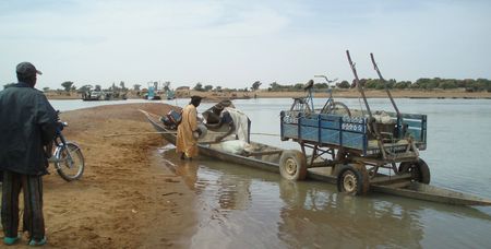 Vélo sur chariot sur pinasse sur fleuve DJENNÉ Mali
