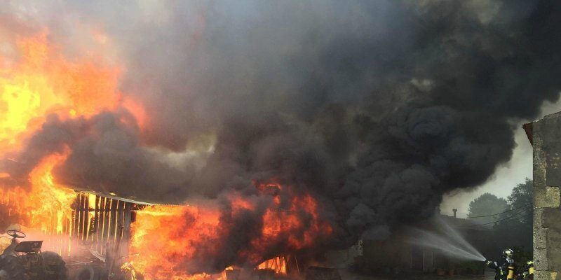 Une ferme en partie ravagée par les flammes