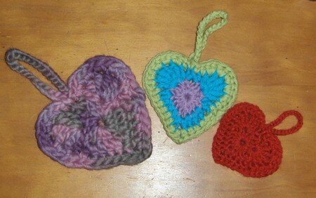 crochet_trois_coeurs_semblables_mais_diff_rents