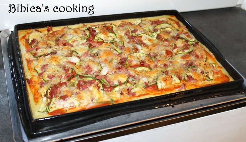 Comme une pizza à la semoule de blé, légumes et bacon biais