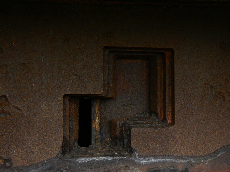 Plaque blindée type 727P3 de la casemate 505. Elle est ocultée par son volet blindé.