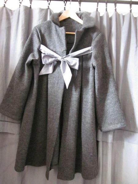 Manteau en laine bouillie grise chinée noué d'un lien de coton gris à petits pois blanc (3)