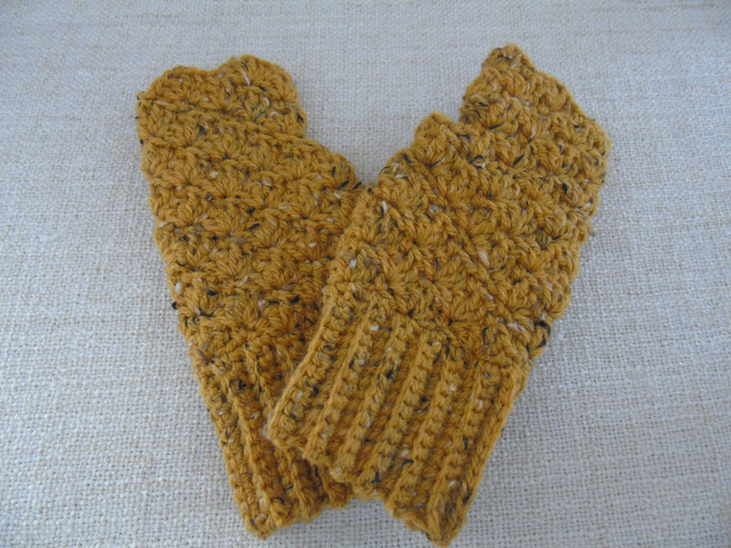 Mitaines moutarde au crochet