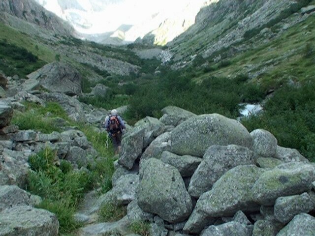 dans le vallon de verdure et de roches