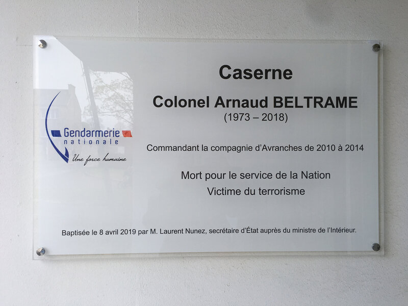 Arnaud Beltrame_hommage_Avranches_2019_Gendarmerie_plaque_caserne_compagnie
