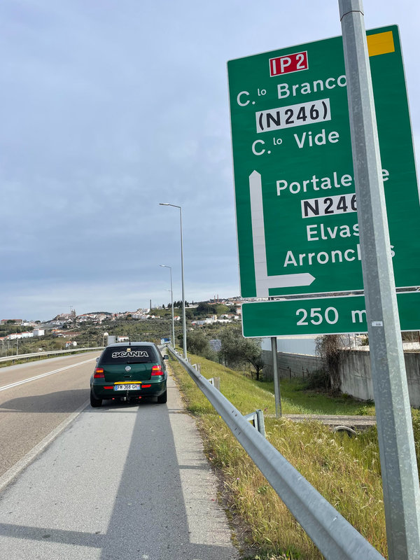 signalisation routière dans petit pays