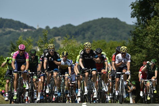 7779131447_le-peloton-du-tour-de-france-debute-sa-transition-vers-les-alpes