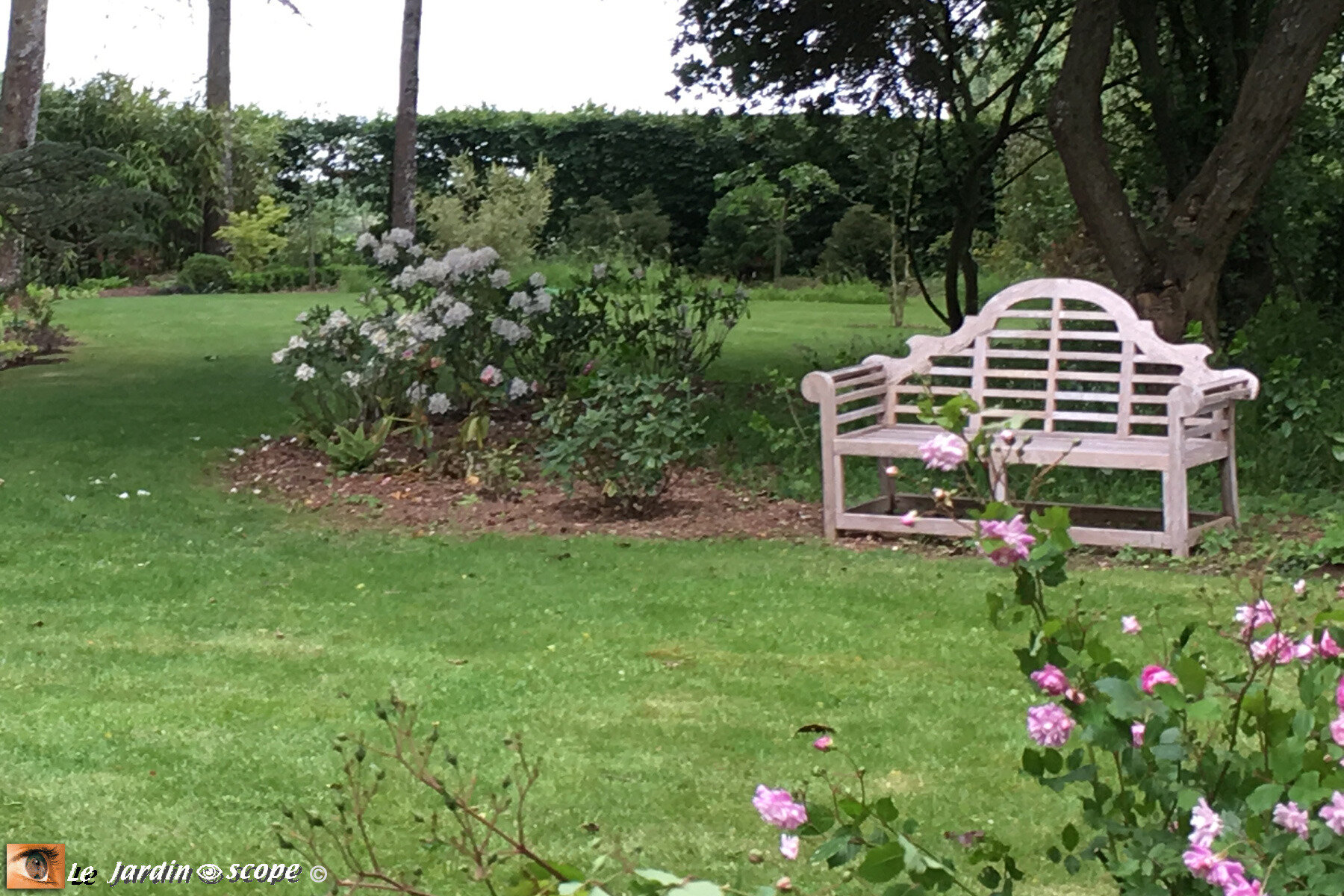 Banc Lutyens en bois imputrécible Jardin de La Javelière (45)