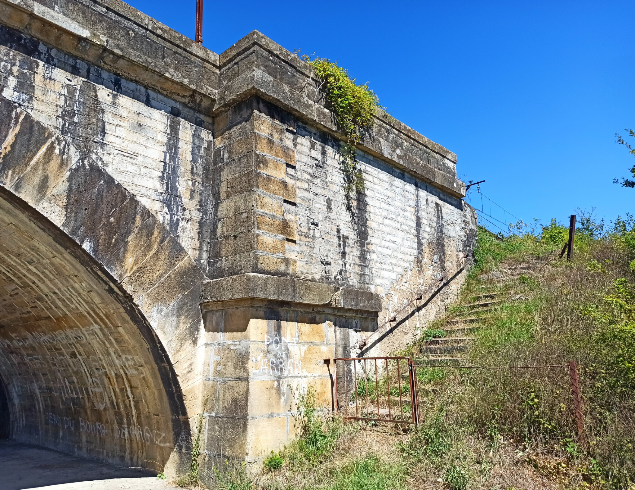 Pont-de-l'Aran (Pyrénées-Atlantiques - 64) accès aux quais