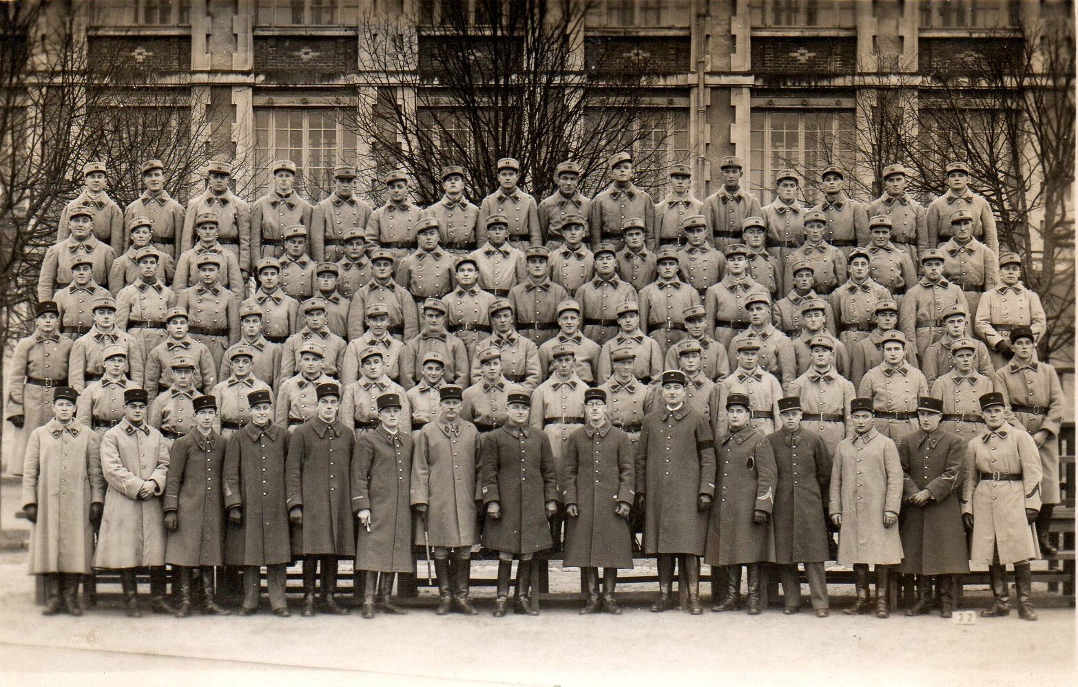 08 Caen, Quartier Claude Decaen, groupe 1938, 43e RAD, hommes d'une batterie avec officiers et sous officiers