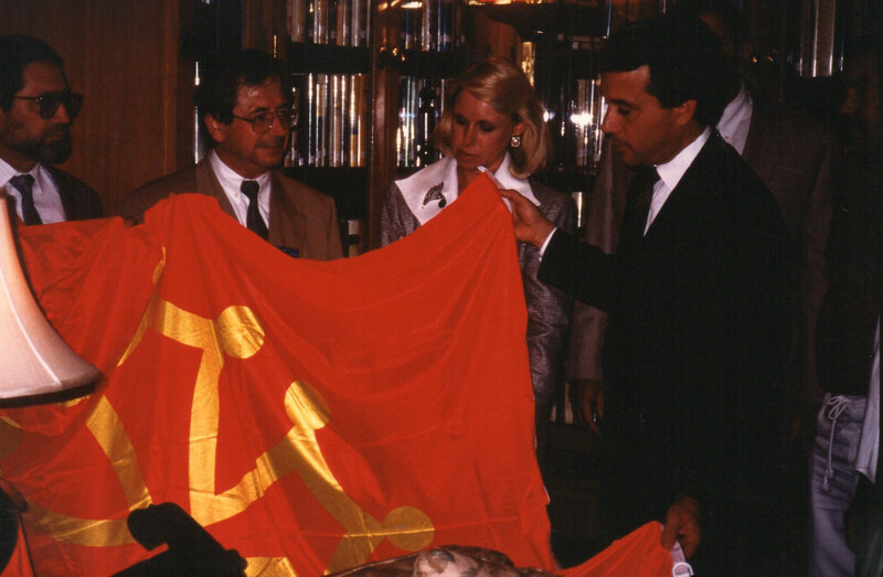 David Walters, gouverneur de l'Oklahoma, découvre le drapeau occitan en août 1991