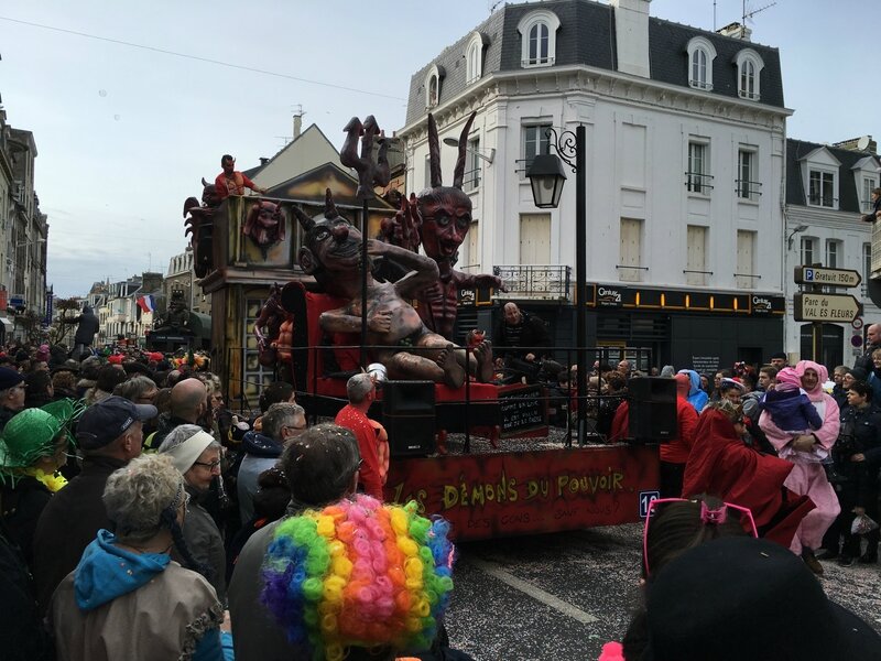 Carnaval de Granville la Grande Cavalcade dimanche 7 février 2016 char les Démons du pouvoir rue Courraye