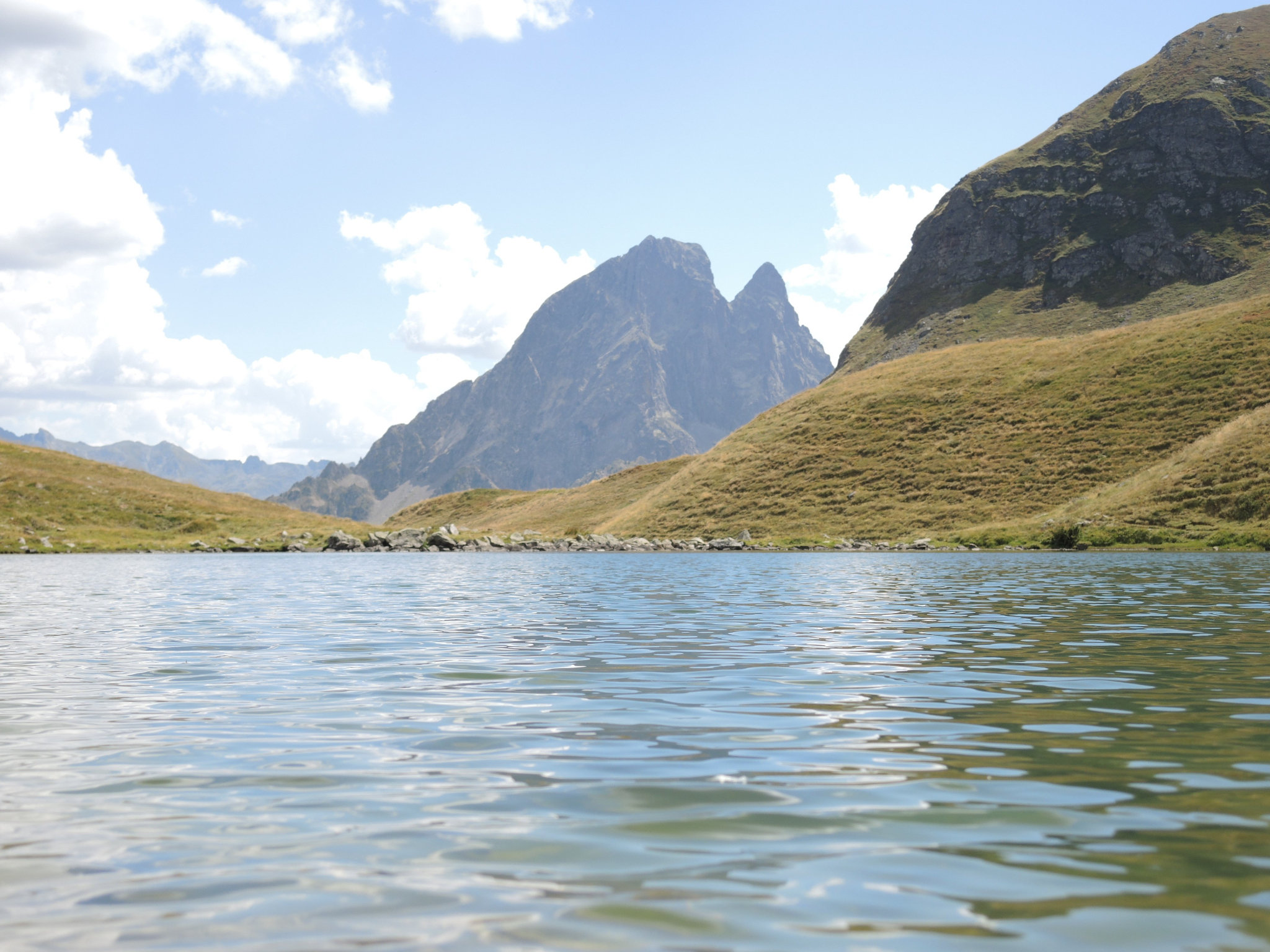 Lac d'Aule, au bord du lac, Pic du Midi d'Ossau au loin (64)