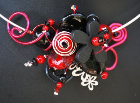 collier_tour_de_cou_rouge_et_noir