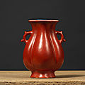 Vase de forme polylobée à deux anses, Chine, dynastie Qing, <b>18</b>°-<b>19</b>° <b>siècle</b>