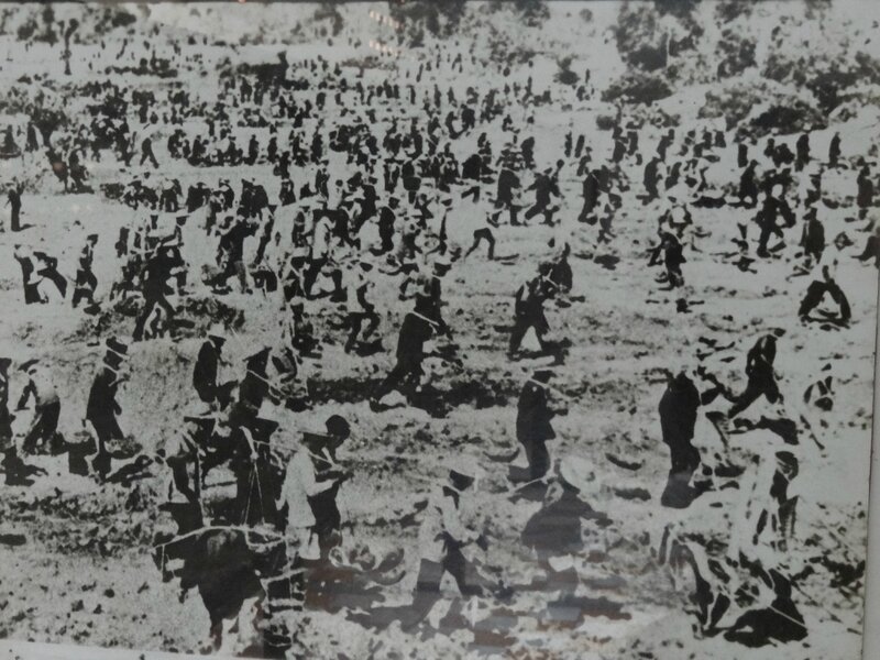 Photo illustrant le travail forcé dans les champs sous le régime Khmers Rouges
