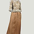 Balenciaga Haute <b>Couture</b>, 1961. <b>Ensemble</b> du soir en organza amarante, veste recouverte de tulle brodé par la Maison Lesage