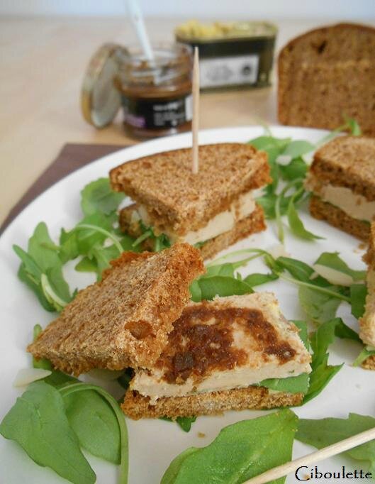 Mini-sandwichs de pain d'épices au foie gras, confit de figues, amandes & roquette