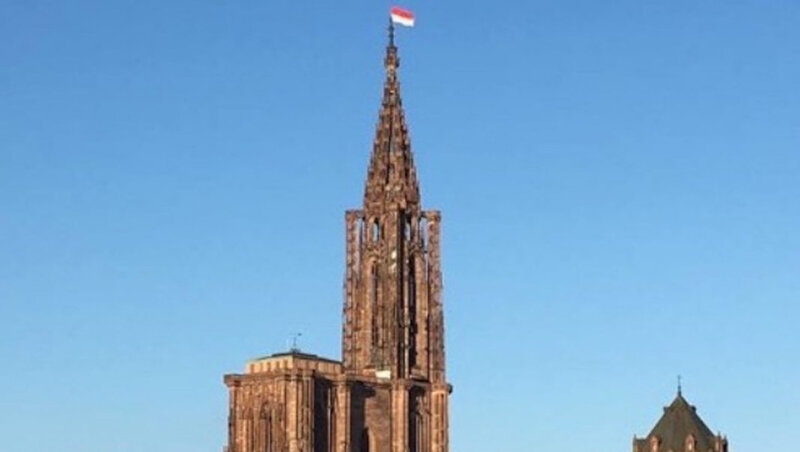 drapeau-qui-flotte-pokaa-strasbourg-11novembre-1068x604