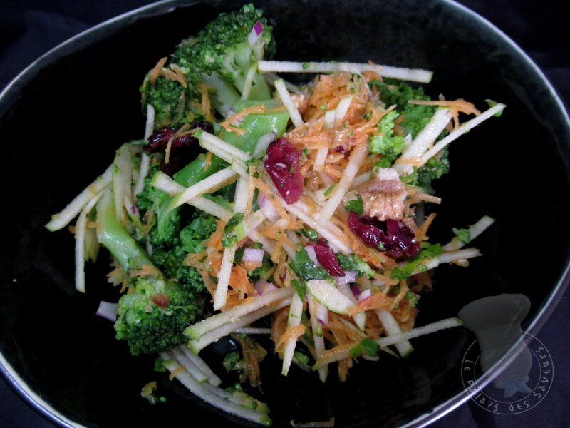 Salade de brocoli, pomme et cranberries