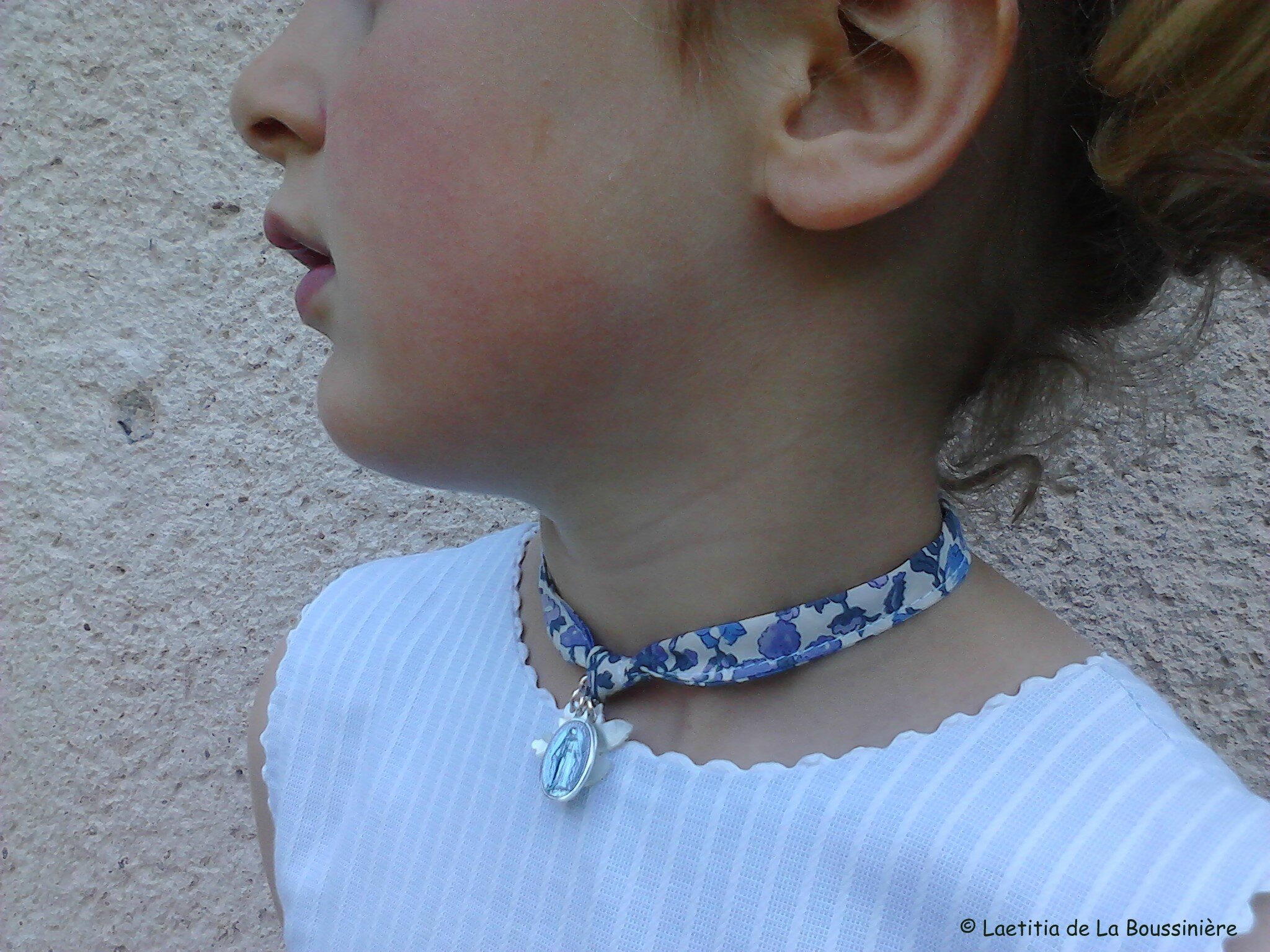 Collier de l'Annonciation (porté) de profil