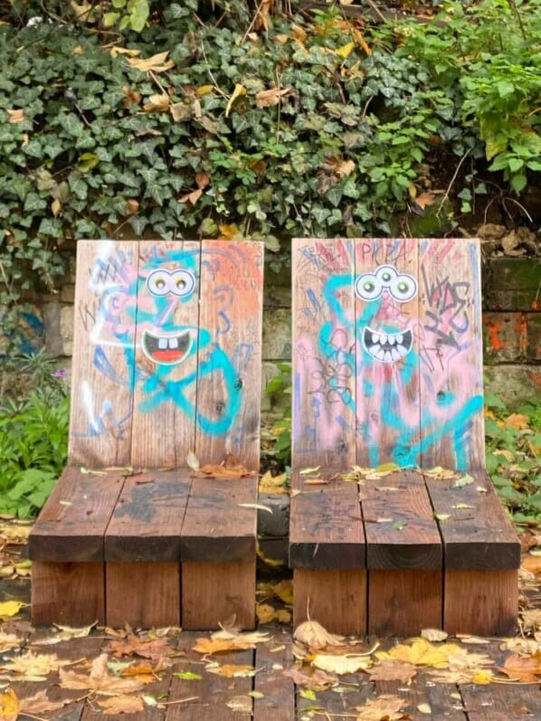  Banc-fauteuil couvert de tags (Paris)