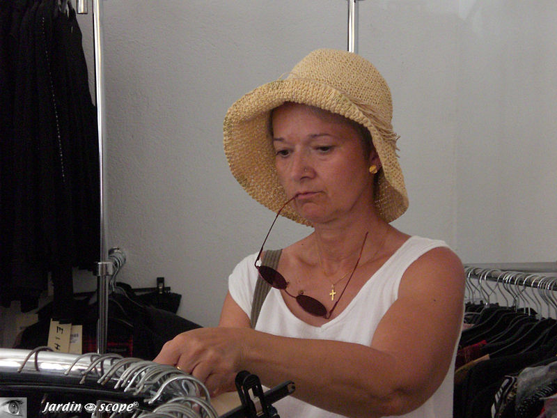 Elle adore farfouiller dans les boutiques de fringues