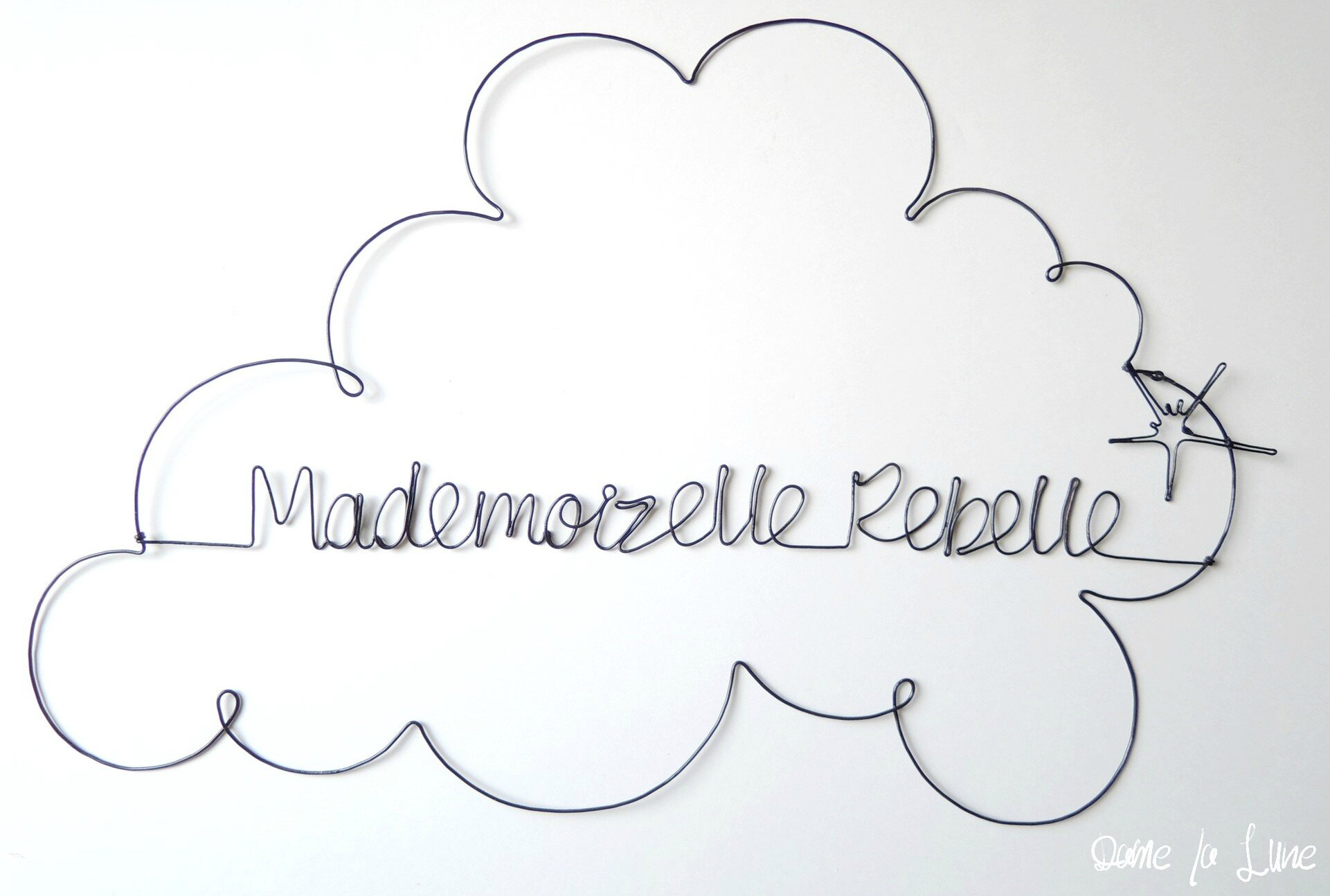 - UN LOGO de la marque Mademoizelle Rebelle