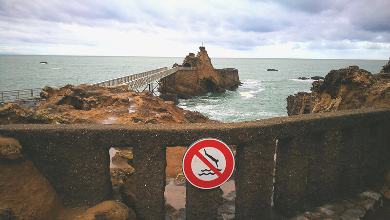 Biarritz, Rocher de la Vierge et panneau