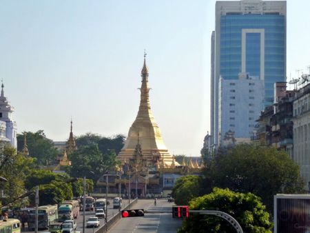vue sur la pagoda Sule d'un pont YANGOON 059-1