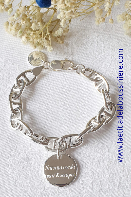 Bracelet personnalisé sur chaîne maille marine avec médaille argent gravée d'une devise familiale