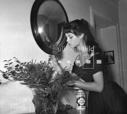 1955-chez_bb-par_gaston-robe_noire-061-1