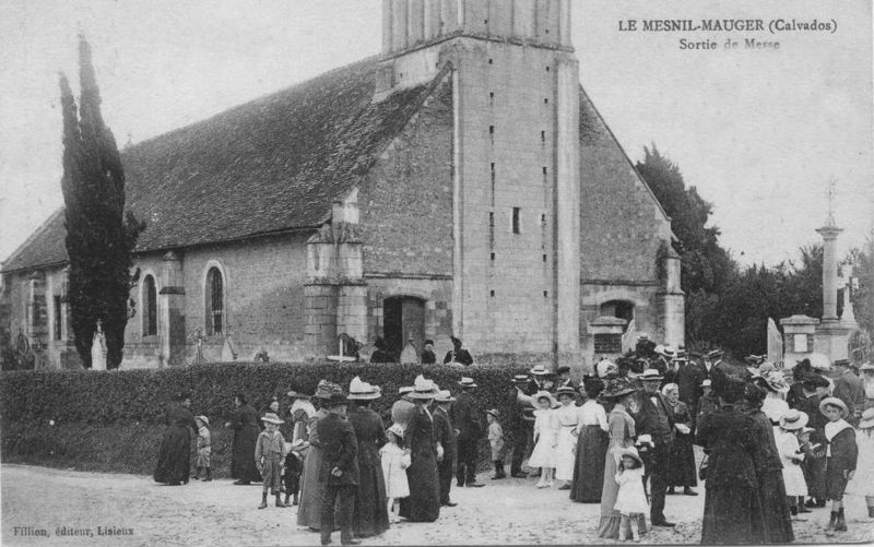 Le Mesnil-Mauger - l'église (sortie de messe)