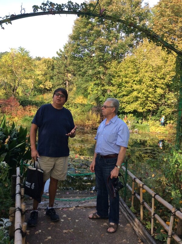 dans le jardin de Giverny : Joe Don et Edgard, le photographe photographié (enfin...)