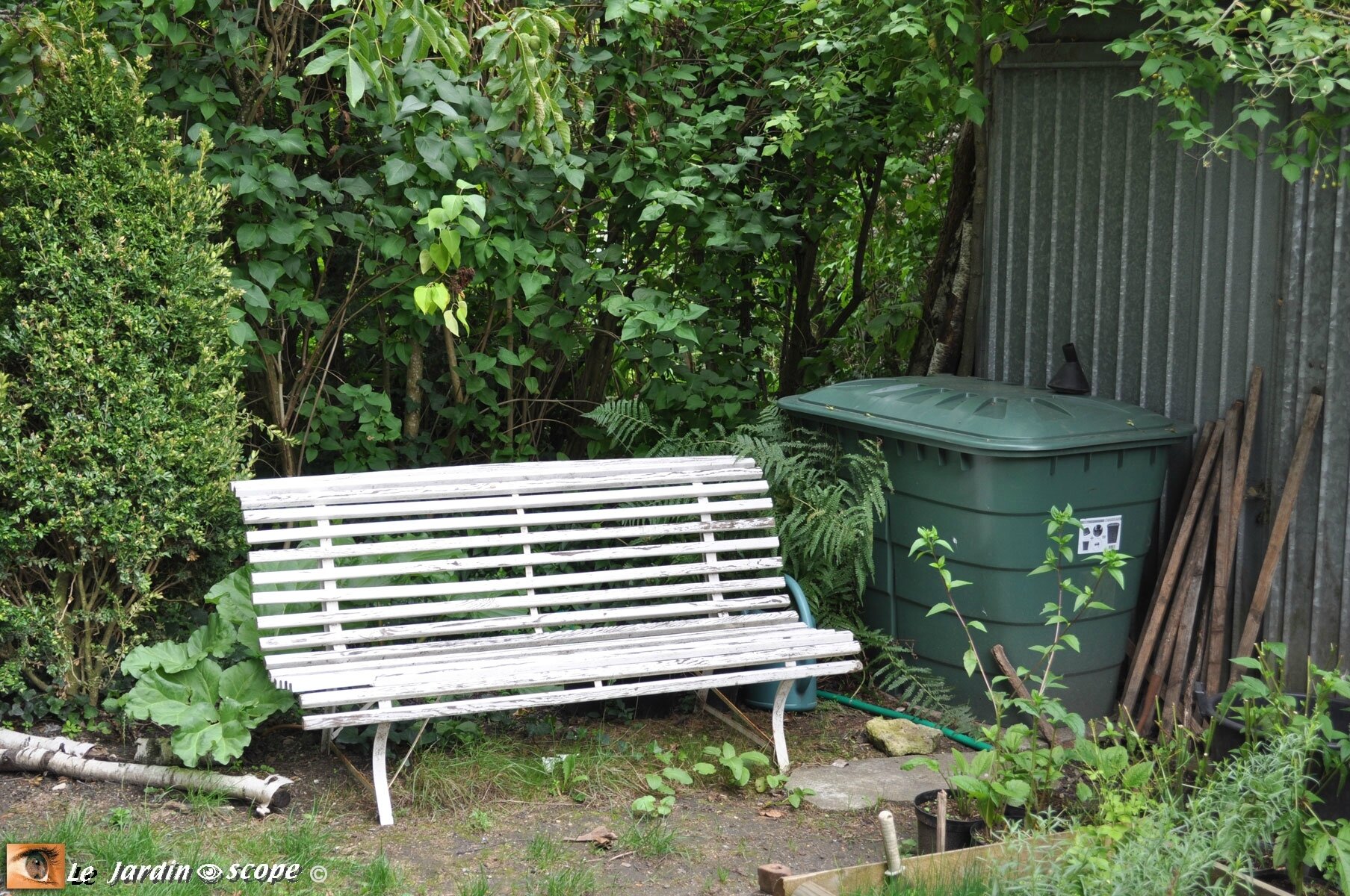 Banc classique en bois peint en blanc (chez André Eve)