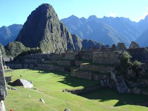 La place principale, la ville basse et le Wayna Picchu