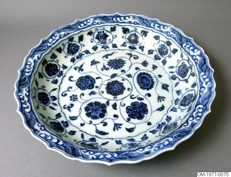 Dish, porcelain, decorated in underglaze blue with flowerscrolls, Ming-dynastin, Yongle 1403-1424, Axel och Nora Lundgrens samling