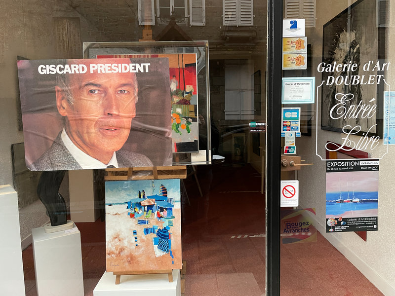Giscard Président_Giscard_VGE_affiche_Avranches_rue Constitution_galerie Doublet_13 mars_2022