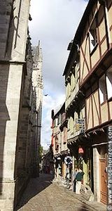 rue-derriere-cathedrale-france-horizons